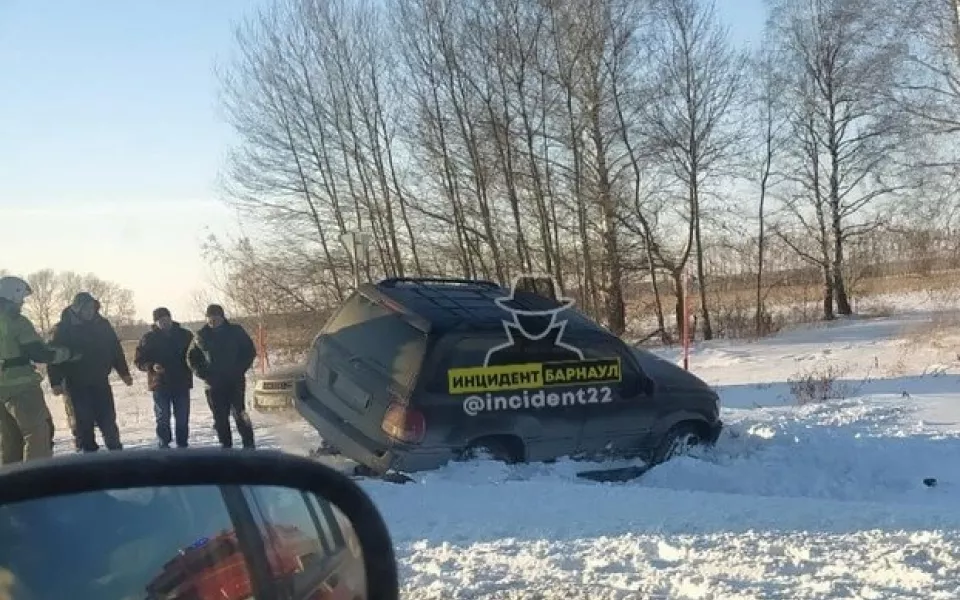 Автомобиль слетел в кювет возле поселка Красная Дубрава