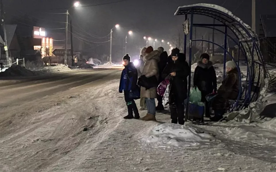 Такси не едет: бийчане продолжают мерзнуть на остановках в ожидании транспорта