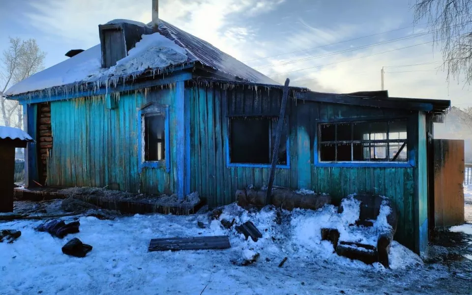 Алтайский Следком показал фото с места трагического пожара в доме многодетной семьи