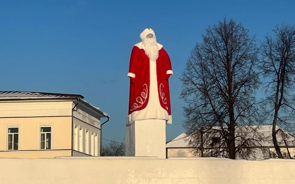 В Свердловской области памятники Ленину и Екатерине II нарядили в новогодние костюмы