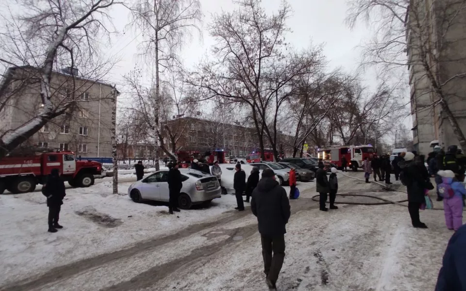 Жильцов многоэтажки в Барнауле эвакуировали из-за горящего в подъезде дивана