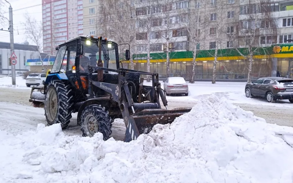 Дорожные службы перешли на продленный график работы из-за снегопада в Барнауле