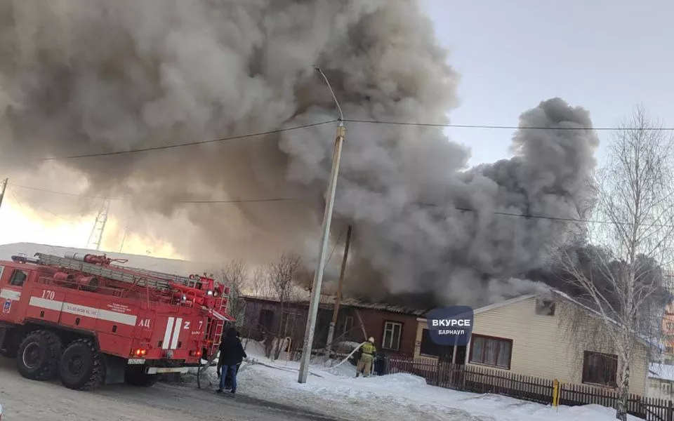 Крупный пожар охватил жилой дом в барнаульском поселке