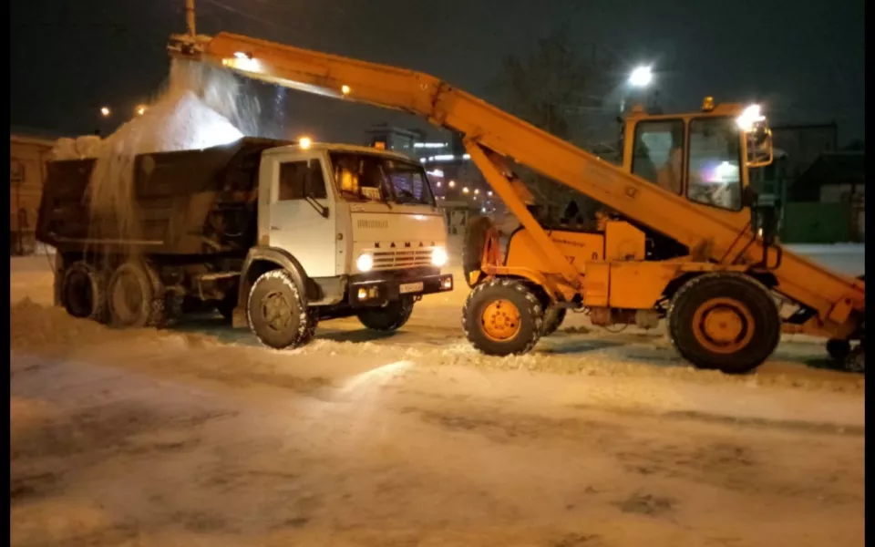 Дороги Барнаула очищают от снега и льда после метели