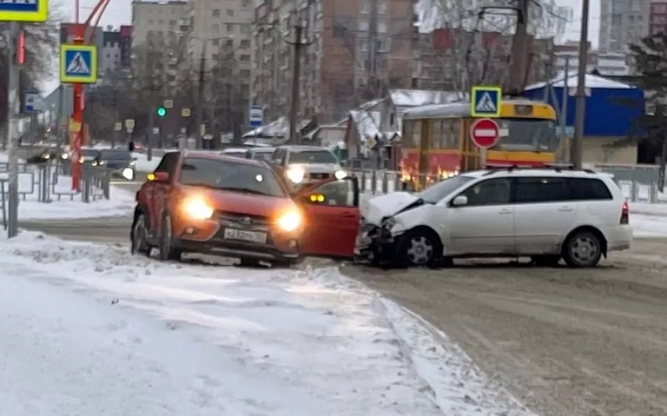 В Барнауле женщина пострадала в ДТП с двумя легковушками