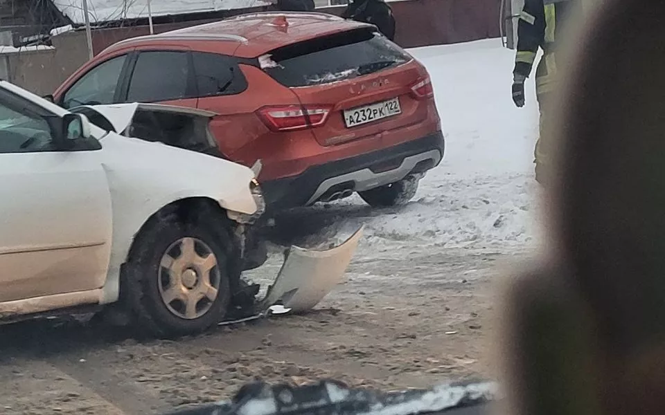 В Барнауле Toyota и 'Лада' не поделили перекресток Смирнова – Северо-Западная