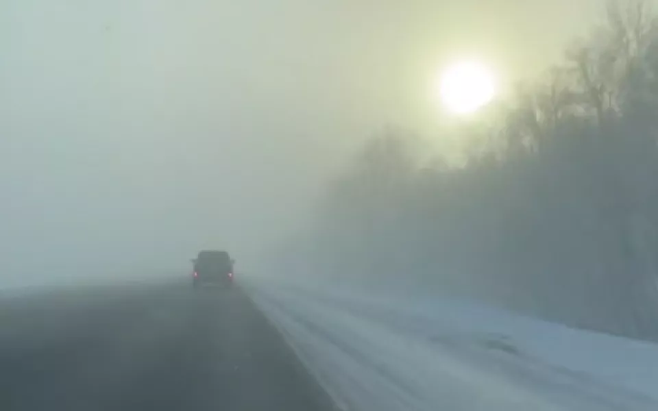 На трассе Барнаул - Бийск плохая видимость из-за тумана. Видео