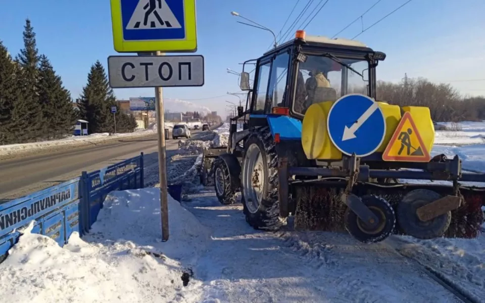 Дорожные службы Барнаула очищают улицы города от снега