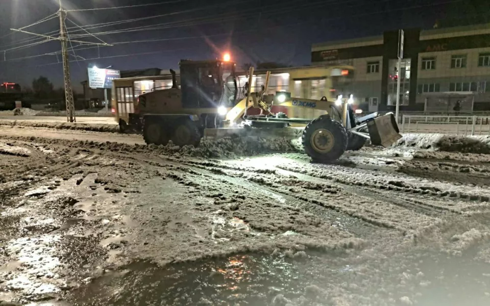 В Барнауле ликвидируют последствия коммунальной аварии на Попова