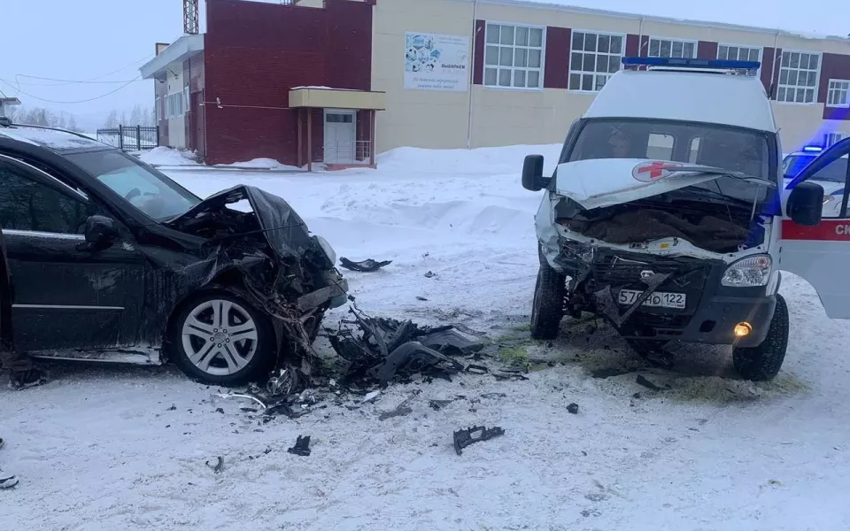 Трое работников скорой помощи пострадали в ДТП в Змеиногорске