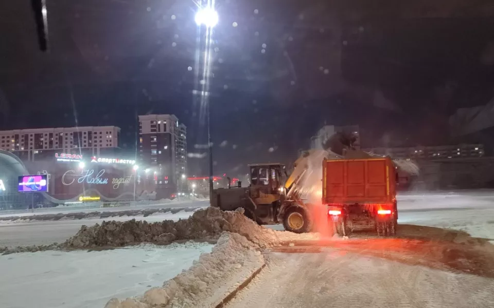 В Барнауле спецтехника очищает дороги от снега. Фото