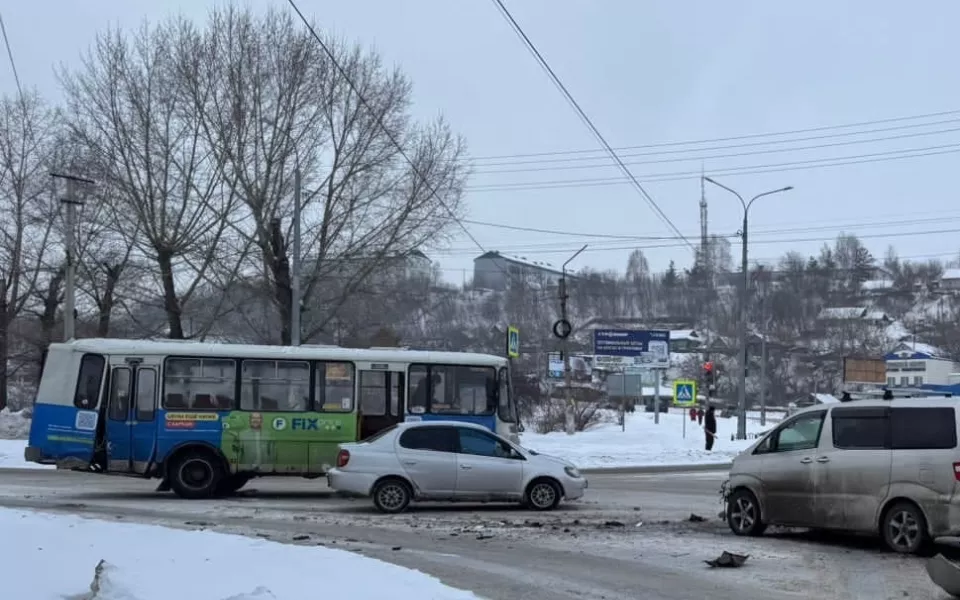 В Бийске два ребенка пострадали в ДТП с автобусом