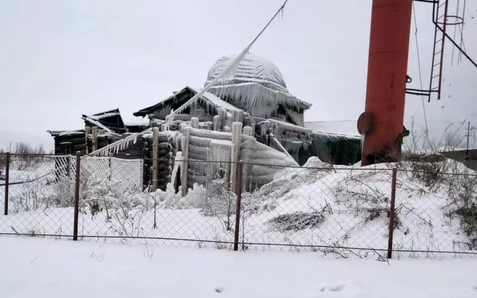 Старинный храм в Алтайском крае покрылся льдом и может рухнуть в любой момент