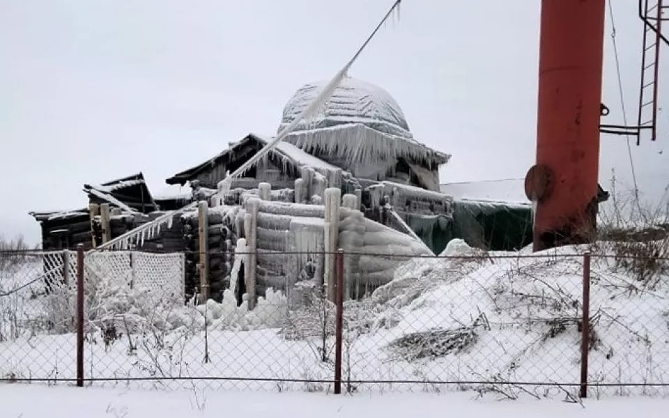 Полное отчаяние. Старинный храм в алтайском селе заледенел из-за водяных 'извержений'