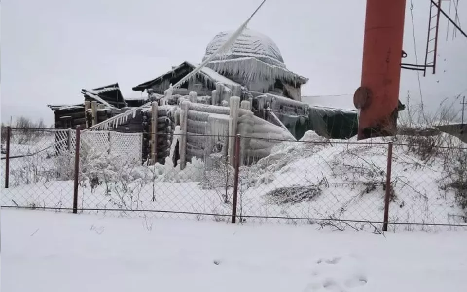 Водонапорная башня перестанет подтапливать заледеневший храм в Крутихинском районе