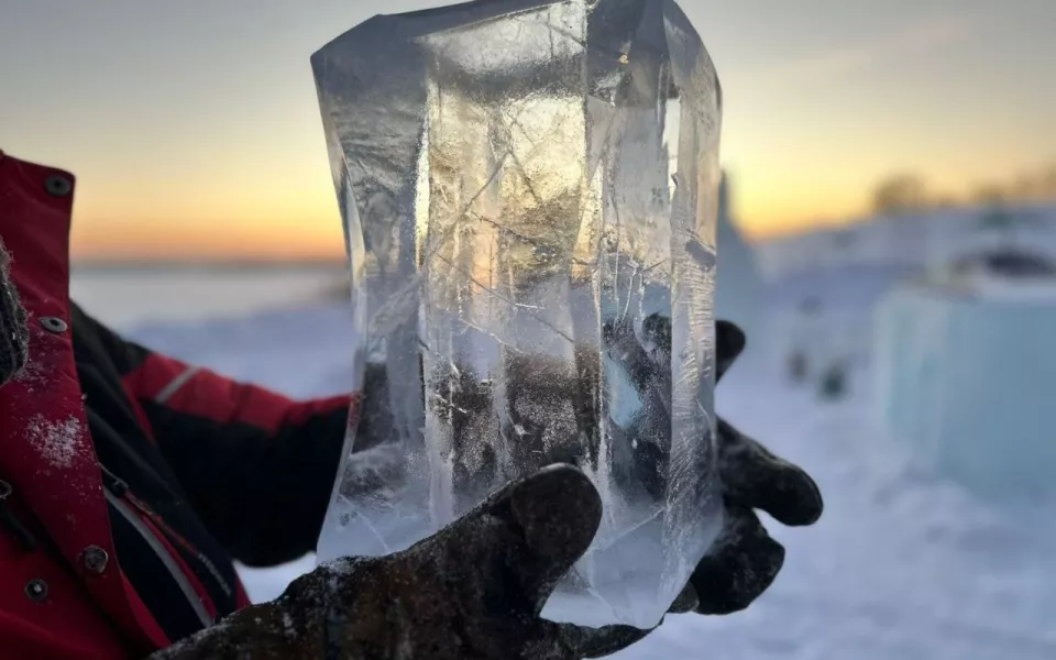 В Бийске оформляют ледяной городок к Крещению. Фото и видео