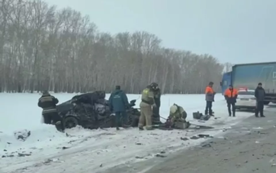 Авто превратилось в груду железа после ДТП с фурой на трассе Барнаул  Новосибирск