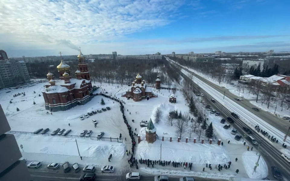 Барнаульцы выстроились в огромную очередь перед Александро-Невским собором