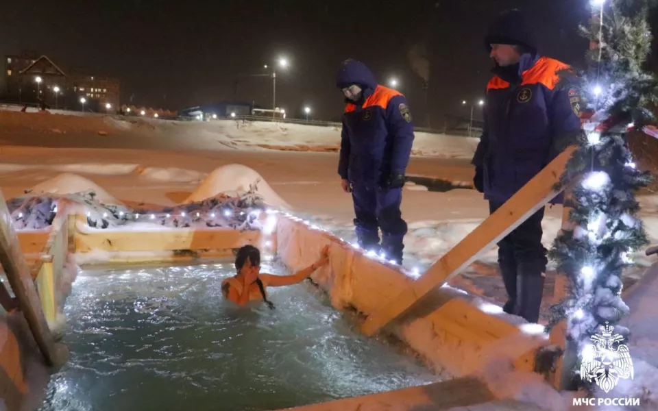 В Республике Алтай уже более 2 тысяч человек искупались в проруби на Крещение