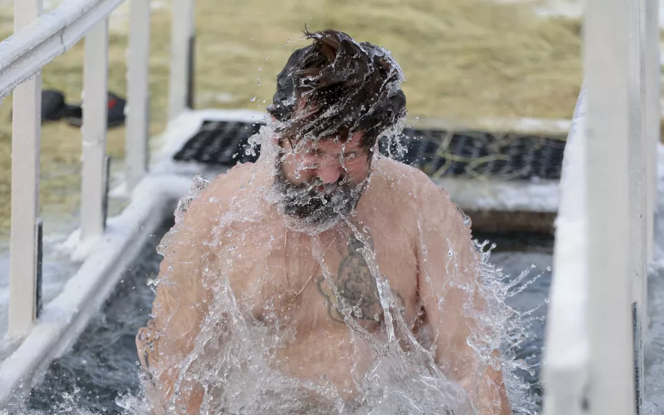 Ледяная вода, но тепло на душе. Большой фоторепортаж с крещенских купаний в Барнауле