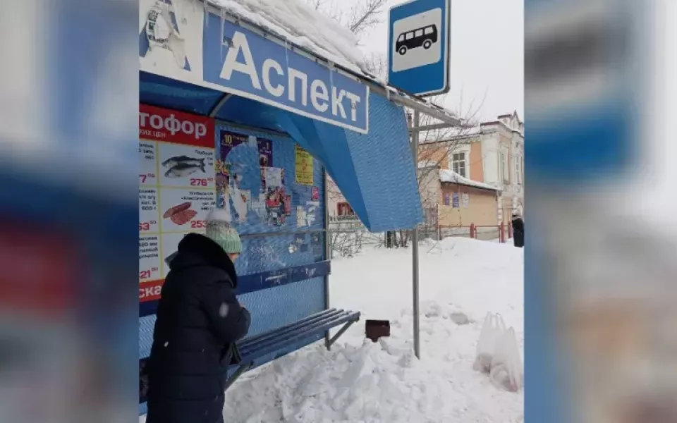 Новые пластиковые остановки в Бийске грозятся рухнуть под весом снега