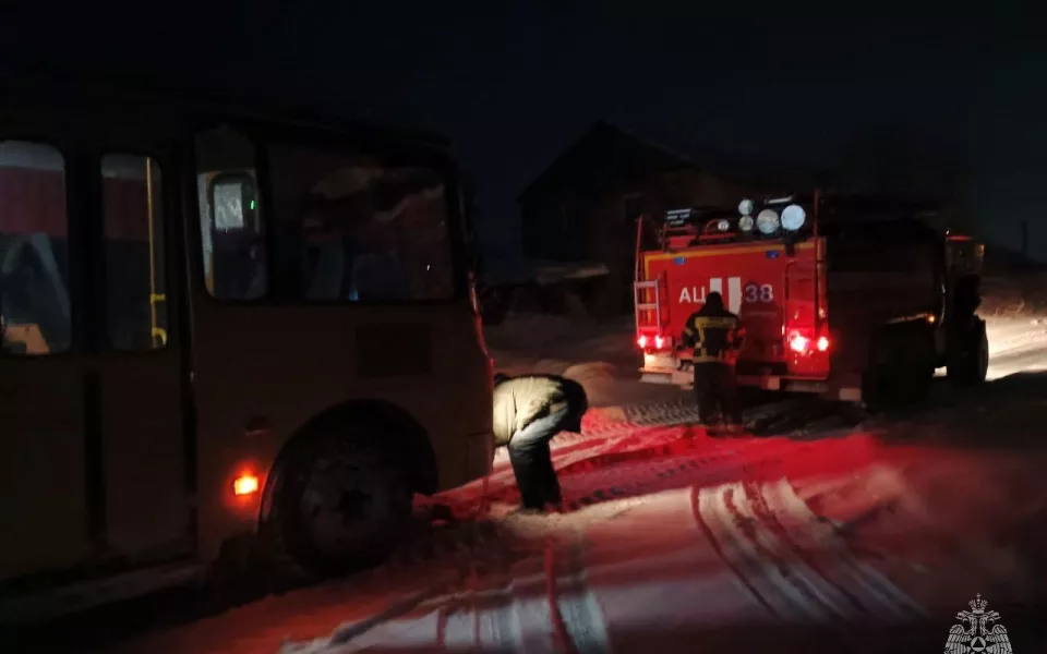 В Алтайском крае школьный автобус с детьми застрял в сугробе