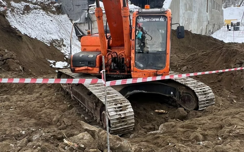 В Бийске рабочего насмерть придавило ледяным грунтом на стройке