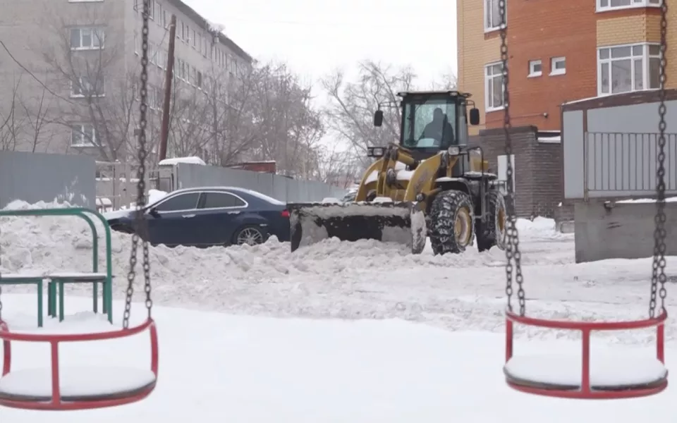 Барнаульские дорожники перешли на усиленный режим работы из-за снегопада