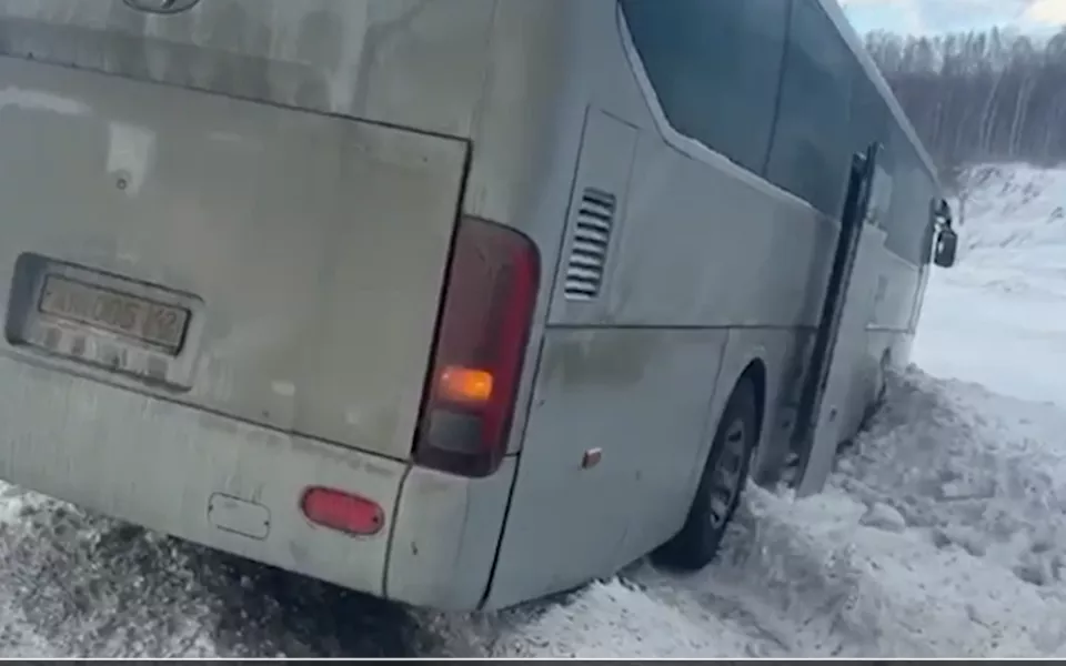 Пассажирский автобус слетел с трассы в Новосибирской области. Видео