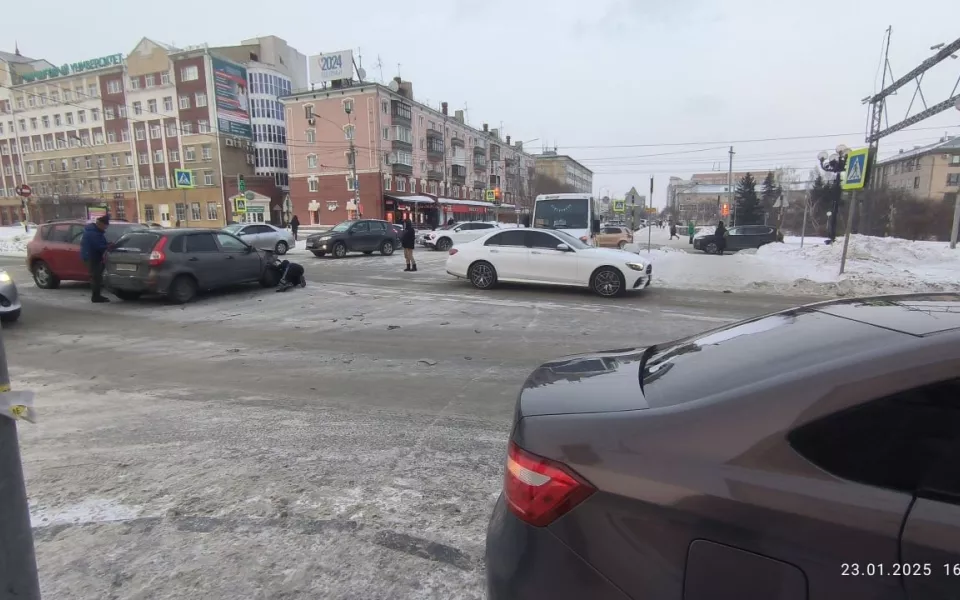 В Барнауле три машины попали в ДТП возле ЦУМа на проспекте Ленина