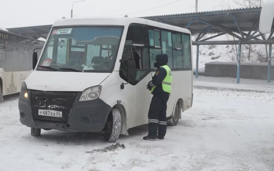 В Барнауле сотрудники ГАИ провели рейд по проверке общественного транспорта