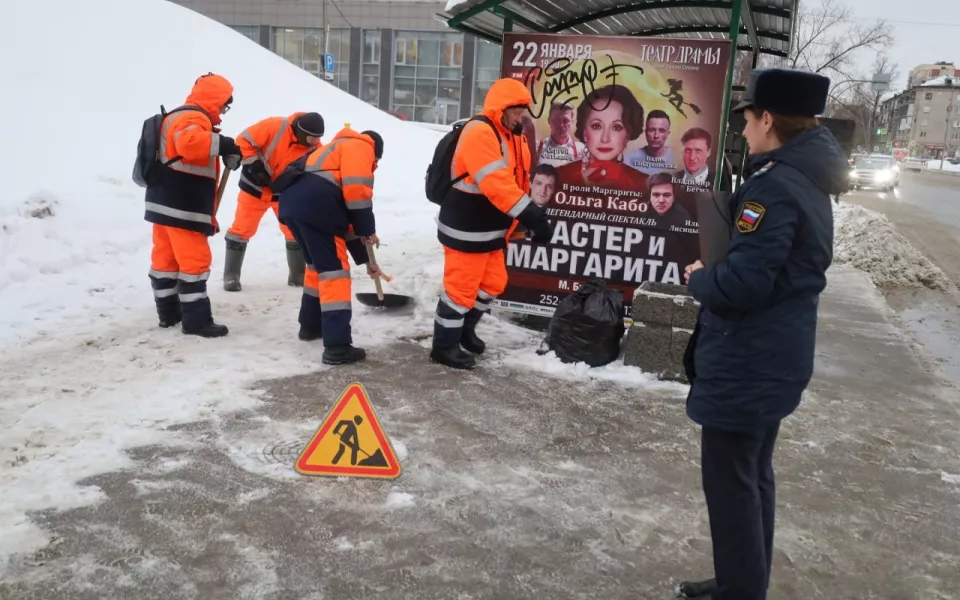 Более 100 должников убирают улицы Барнаула от снега и наледи