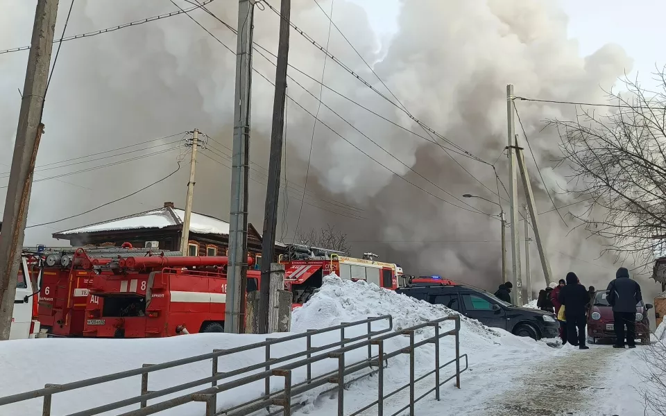 Крупный пожар охватил частный дом в центре Барнаула. Фото