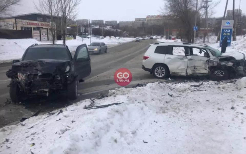 Два дорогих внедорожника разбились в жестком ДТП в Барнауле. Фото