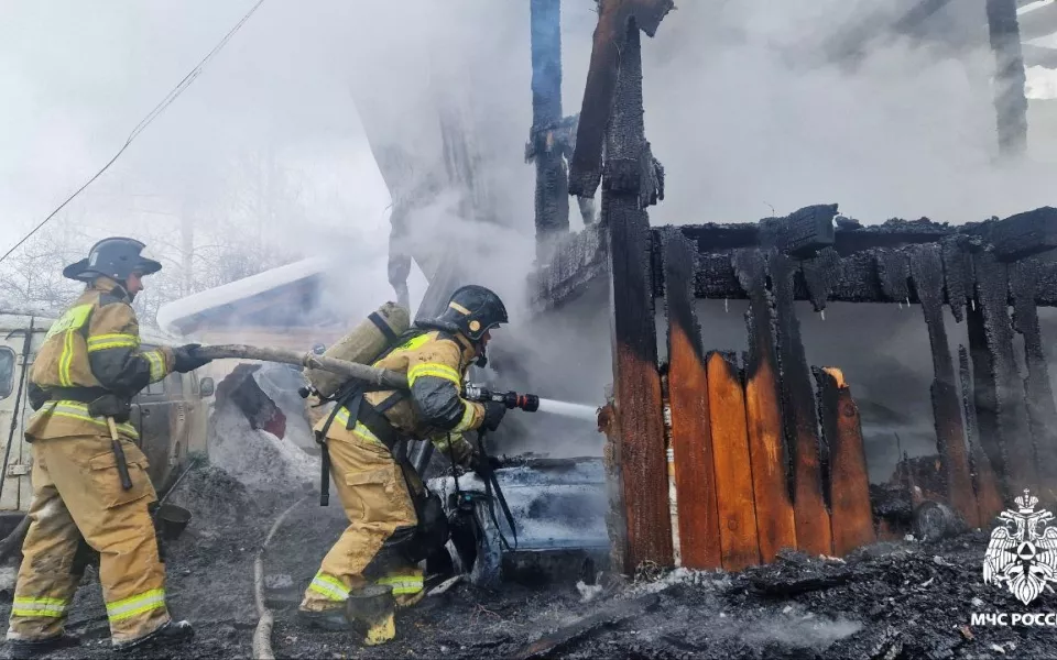 Пожар уничтожил жилой дом и автомобиль в Горно-Алтайске