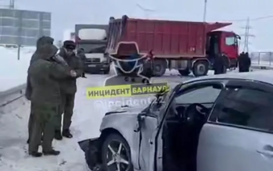 Массовое ДТП с пятью машинами произошло на выезде из Барнаула