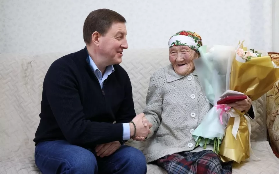 Труженицу тыла из Республики Алтай наградили медалью к 80-летию Победы