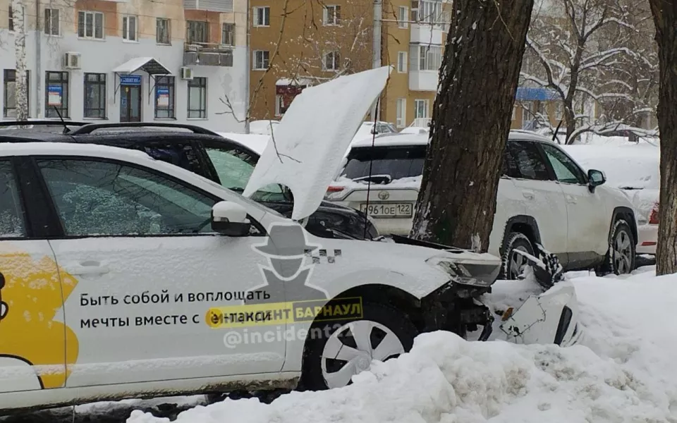 В Барнауле автомобиль такси с пассажиром врезался в дерево