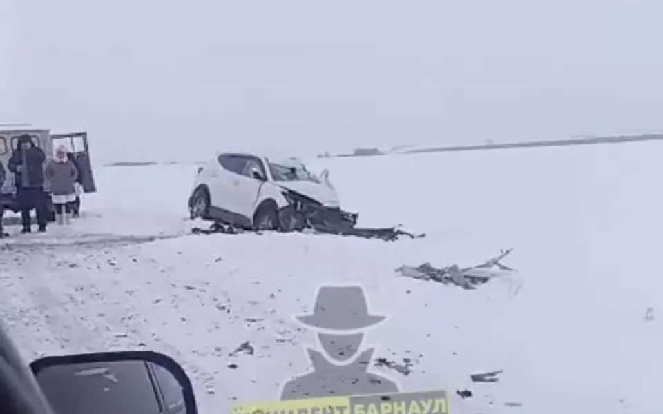 Легковушка столкнулась с КамАЗом на алтайской трассе