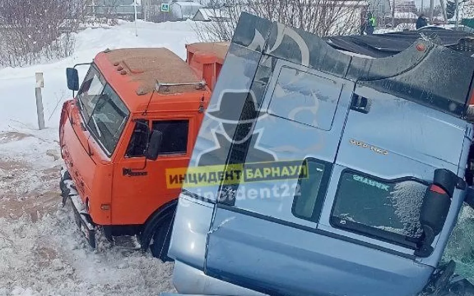 Два большегруза попали в серьезное ДТП на Павловском тракте