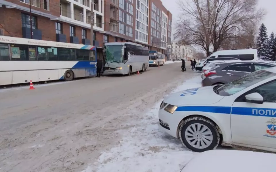 В Барнауле возле вокзала один автобус врезался в другой, есть пострадавшие