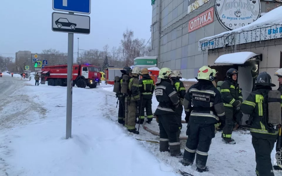 К барнаульскому магазину 'Лакомка' приехали почти 40 пожарных и 8 автоцистерн