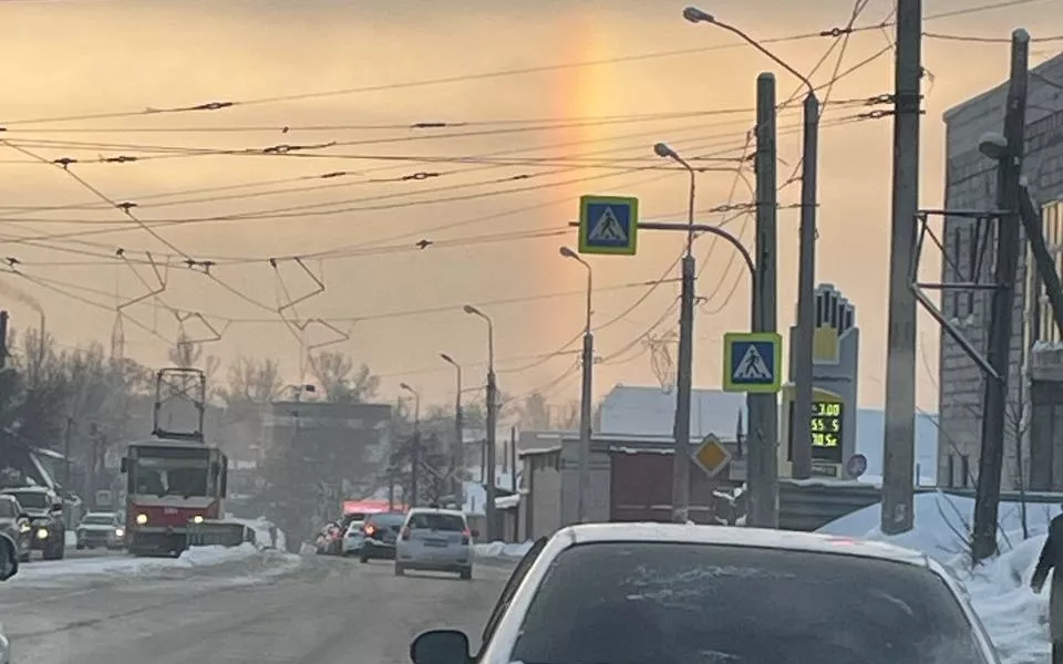 Зимняя радуга повисла над Барнаулом февральским утром. Фото