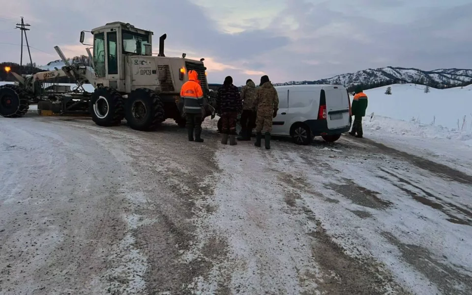 В Республике Алтай легковушка столкнулась с автогрейдером