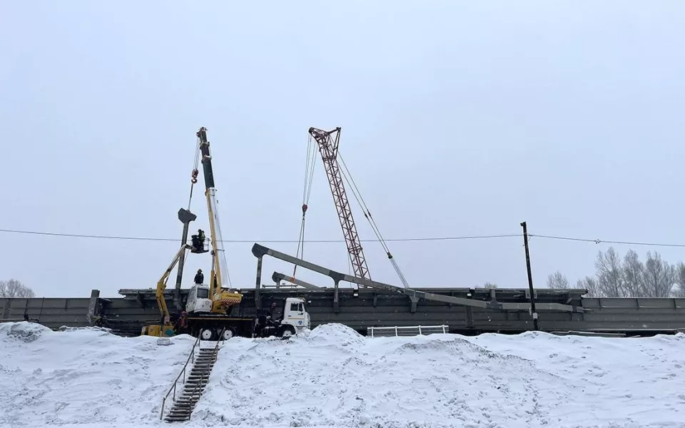 Строительство моста между селом Подгорным и Республикой Алтай завершено на 40%