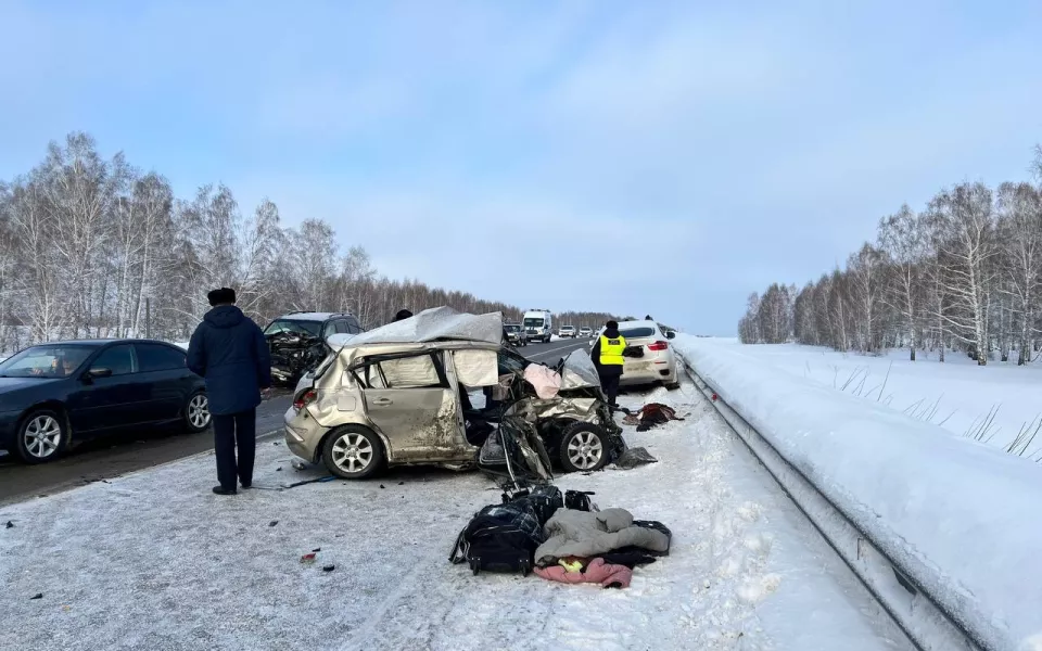 Появились фото с места смертельной аварии на бийской трассе