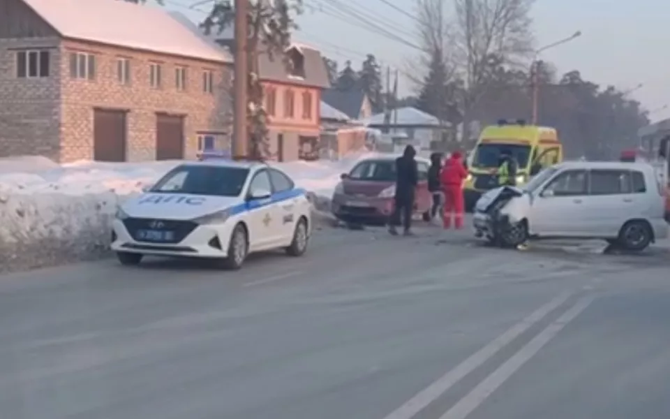 В Барнауле утреннее ДТП на Змеиногорском тракте привело к крупной пробке