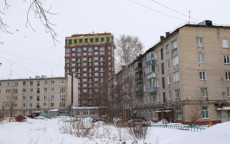 От безысходности инвесторы понесли деньги в барнаульские кладовые и парковки