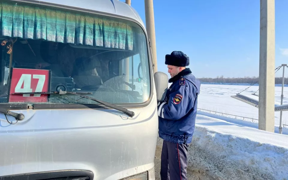 Соцсети: водитель барнаульской маршрутки угрожал вырвать ноги ребенку