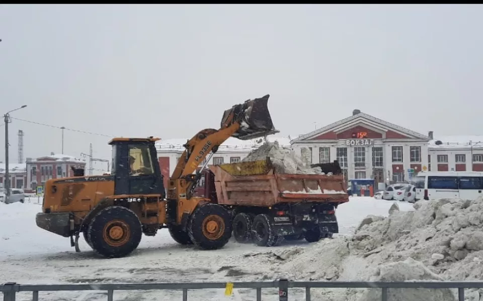 Дорожные службы очищают улицы Барнаула от снега. Фото